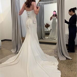 Elegant White Strapless Wedding Gown